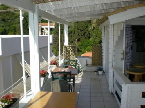 Adonis Guesthouse Batsi  Exterior photo